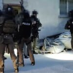 Óriási illegális fegyverraktárra csaptak le a kommandósok Rajkán, 25 éve nem volt ekkora fogása a rendőrségnek, a bűnbanda fejét is lekapcsolták – VIDEÓ