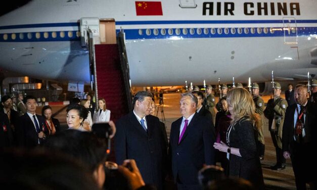 Óriási felhajtás a ferihegyi repülőtéren, hatalmas repülővel megérkezett a kínai elnök – FOTÓK