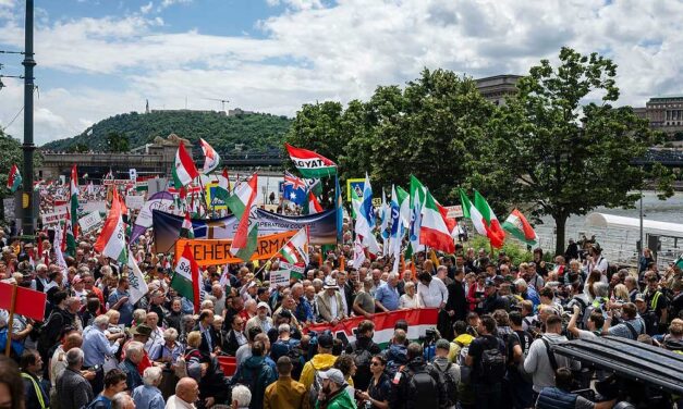 Békemenet: Fásy Ádám, Pataky Attila és Bayer Zsolt vezeti a tömeget a Margitszigetre