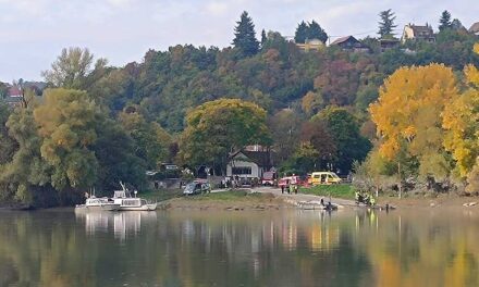 Dunába hajtott egy autós a szigetmonostori kompkötőben, már a búvárok is a helyszínen vannak