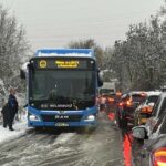 Árokba csúszott egy busz Budakeszinél, mögötte feltorlódott 30 munkába igyekvő busz, hatalmas a torlódás, a rendőrség nincs sehol