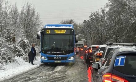 Árokba csúszott egy busz Budakeszinél, mögötte feltorlódott 30 munkába igyekvő busz, hatalmas a torlódás, a rendőrség nincs sehol