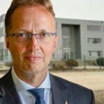 Szembeköpi az embereket Orbán Viktor embere – A pest megyei főispán, Tarnai Richárd a népharag ellenére mégis engedélyezte a sóskúti akkufeldolgozót