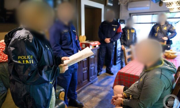 Mesés vagyont halmozott fel az örömlányokat futtattó óbudai javítóintézet igazgatója: 12 millió forintnyi készpénzt  és egy luxusautót foglaltak le otthonában