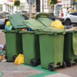 Akkora kuplerájt csinálnak a guberálók Terézvárosban a kidobott palackok után kutatva, hogy az önkormányzat szigorított a kukák kihelyezési szabályain