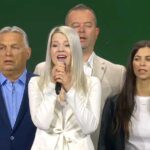 Munkába áll a Harcosok Klubja: Orbán Viktor Tóth Gabit is lecserélte, Muri Enikővel énekelte a Himnuszt a miniszterelnök