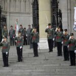 Botrány az Országgyűlési Őrség partiján: az egyik tiszt részegen, pénzt dugott kolléganője melltartójába, majd felborította a disznótorossal megpakolt asztalt