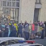Tömegverekedés a Népszínház utcában: késsel támadtak a rendőrre a balhézók, fegyvert ragadott a őrmester