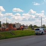 Vasúti baleset Tiszavasváriban: vonattal ütközött egy kacsákat szállító kamion, két mozdonyvezető is megsérült