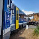 Vasúti baleset Tiszavasváriban: több kiskacsa elpusztult, miután egy szárnyasokat szállító kamion ütközött a vonattal – videó a cikkben