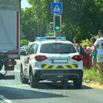 Villanyoszlopnak csapódott autóját siratta a szőke asszony, óriási dugót okozott az Egér úton