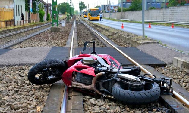 Halálos motorbaleset Soroksáron: egy ismert ember hunyt el, miután a motorjával a HÉV-sínekre zuhant