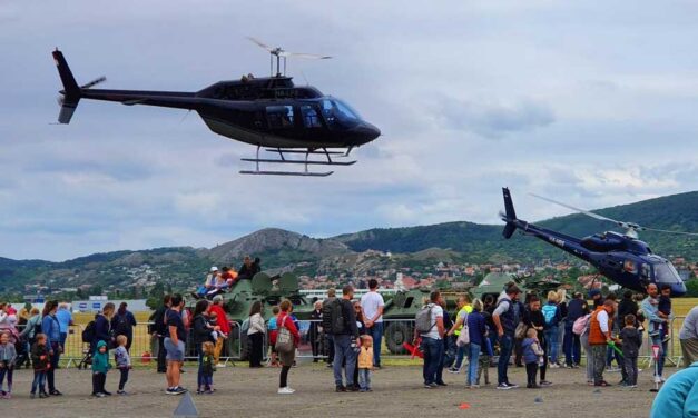 Baleset a Budaörsi Airshow-n: 3 embert vittek kórházba a mentők, köztük egy gyereket is