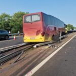 Gyerekekkel teli busz karambolózott az M3-as autópályán, Tunyogmatolcsnál vonattal ütközött egy autó