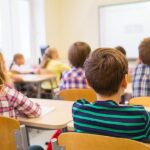 Arra kényszerítették osztálytársai, hogy egy babával közösüljön, a cselekményt le is videózták és meg is zsarolták vele
