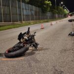Összeütközött egy autóval egy motoros, utasát elgázolta egy másik jármű, teljes útzár a 11-esen