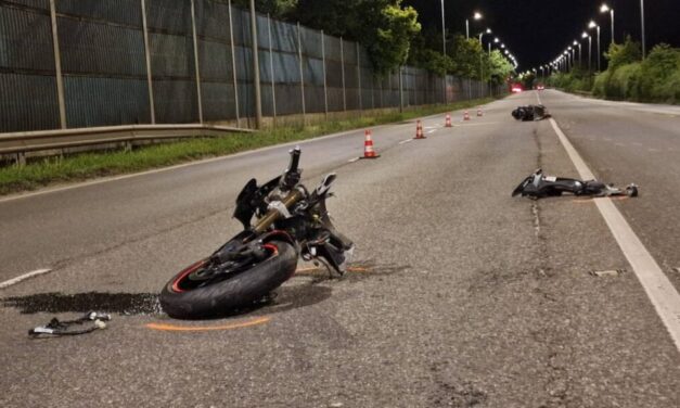 Összeütközött egy autóval egy motoros, utasát elgázolta egy másik jármű, teljes útzár a 11-esen