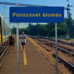 Ismét pisiszünetet tartott a MÁV egyik balatoni járata, közben Lázár János vasútromboló tevékenységéről beszél Vitézy Dávid