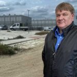 Négyezer szülő követel aszfaltos utat a gyömrői konténeriskolához, Szűcs Lajos fideszes országgyűlési képviselő jobb híján könyörögni kezdett a miniszternek