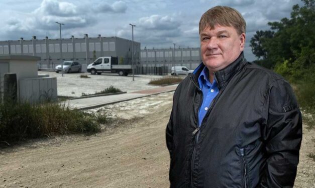 Négyezer szülő követel aszfaltos utat a gyömrői konténeriskolához, Szűcs Lajos fideszes országgyűlési képviselő jobb híján könyörögni kezdett a miniszternek