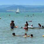 Életveszélyes dolgot művelnek a gyerekek a Balatonban, súlyos sérülést okozhatnak, combnyaktörés is lehet a vége