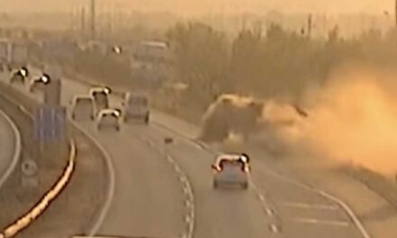 Rejtélyes baleset az M1-es autópálya legveszélyesebb szakaszán, mindent látott a kamera, de mi történt valójában – Videó