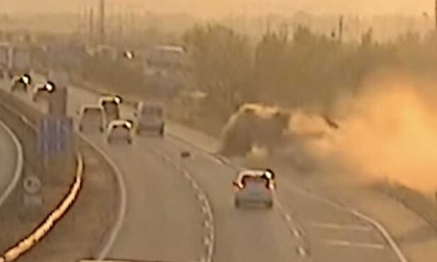 Rejtélyes baleset az M1-es autópálya legveszélyesebb szakaszán, mindent látott a kamera, de mi történt valójában – Videó