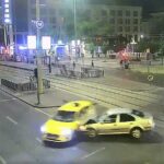 Autósüldözés a belvárosban: menekülés közben taxival ütközött a bedrogozott ámokfutó, elfogták a rendőrök – videó a cikkben