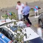 “Utolsó felszólítás! Állj oda!” – Elveszítette türelmét a rendőr és gázspray-vel közvetlen közelről arcon fújta az őt videózó férfit