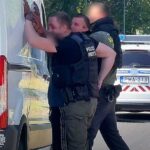 Óriási razziát tartott a rendőrség, döbbenetes mennyi bűnöző fogtak el: drog, lopás, fogolyszökés és tiltott pornográfia miatt keresett embereket kapcsoltak le – Videó