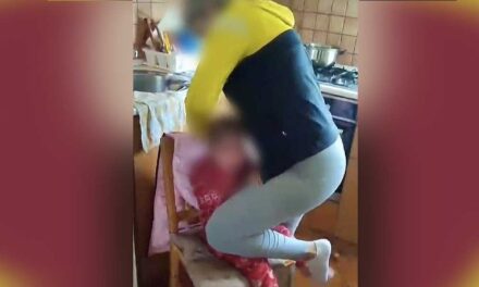 Nagyon megverte egy nő a 2 éves kislányát: a hajánál fogva rángatta, majd rá is térdelt – videó is készült az esetről
