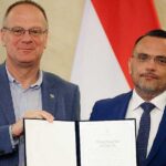 Magyar Péter demonstrációján szónokló szigetszentmiklósi polgármester oklevelet vett át az Orbán-kormány miniszterétől, Navracsics Tibortól