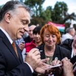 Jó hír! Orbán Viktor aláírta, minden nyugdíjasnak 30 ezer forintos élelmiszerutalványt hoz a postás