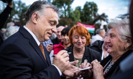 Jó hír! Orbán Viktor aláírta, minden nyugdíjasnak 30 ezer forintos élelmiszerutalványt hoz a postás