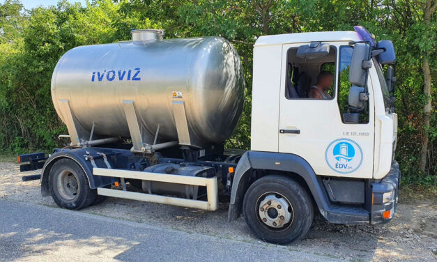 Vízhiány: Estére elfogy a víz Gödöllőn, egyre nagyobb a baj az agglomerációban: Szadán, Fóton és Veresegyházon már bevetették a lajtos kocsikat is