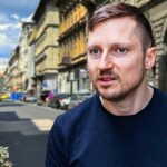 “A Fidesz a spekulánsok érdekei mellett áll” – mondja Soproni Tamás, a 6. kerület polgármestere az újra fellobbant AirBnb-vita kapcsán
