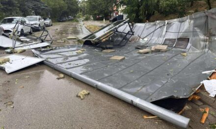 Pusztított a vihar Budapest környékén: napelemeket szakított le a szél Szentendrén, óvodára dőlt egy fa Budakeszin, lezárták a repteret