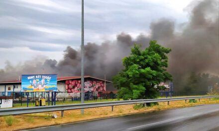 Tűz a Budapesti Nagybani Piacon: lángokba áll egy raktár, rengeteg a tűzoltó a helyszínen