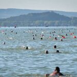 Egy óra alatt úszták át a leggyorsabbak a Balatont, rengetegen indultak el a versenyen