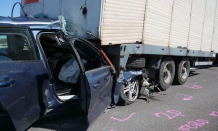 Meghalt egy mentőtiszt Kerekharaszt határában, miután autójával egy álló kamionba rohant