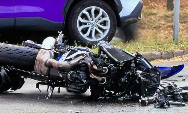 Kanyarodó buszba csapódott egy motoros Csepelen, a 23 éves vezető meghalt, egy 17 éves lány súlyosan megsérült
