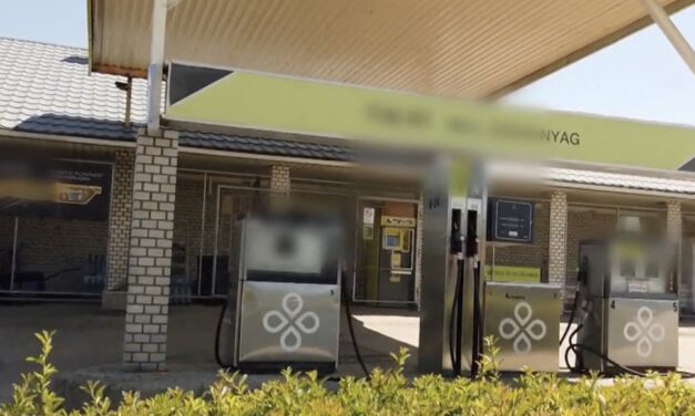 Tragédia a benzinkúton: Nem húzta be a kéziféket, tankolás közben halálra préselte a teherautója a 22 éves sárosdi focistát