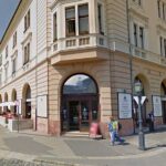 A Ruszwurm Cukrászda után, a napokban elhunyt Szamos Miklós másik budavári cukrászdáját is lezárták a végrehajtók