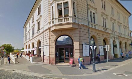 A Ruszwurm Cukrászda után, a napokban elhunyt Szamos Miklós másik budavári cukrászdáját is lezárták a végrehajtók