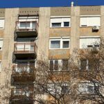 Tragédia Sopronban: rohamot kapott az erkélyen, majd kizuhant a negyedik emeletről a 16 éves fiú