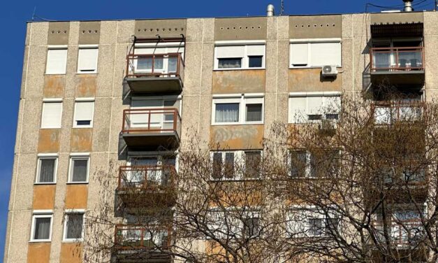 Tragédia Sopronban: rohamot kapott az erkélyen, majd kizuhant a negyedik emeletről a 16 éves fiú