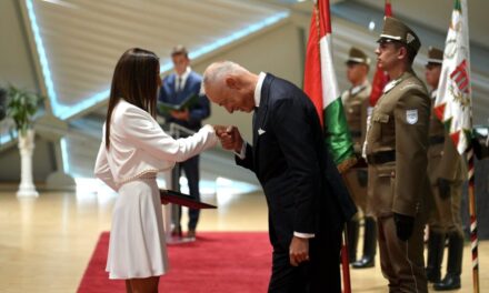Állami kitüntetést kapott Rubont Réka, az elismerést  Szalay-Bobrovniczky Kristóf adta át