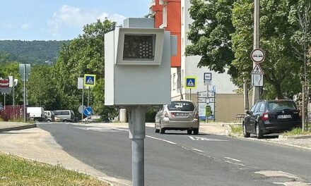 Rettegnek az autósok, ünnepelnek az önkormányzatok – Átlépte a 200-at a traffiboxok száma 