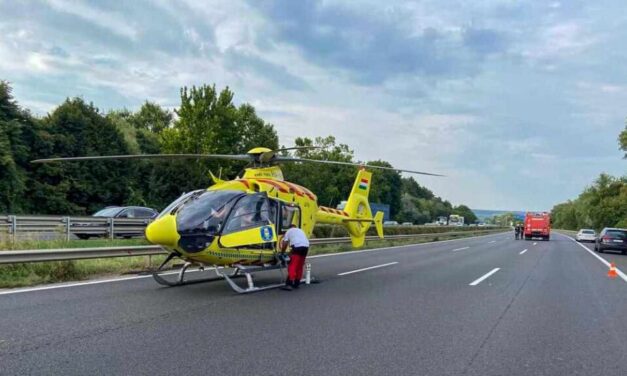 Munkagépbe rohant egy személyautó Tordasnál, lezárták az M7-es autópályát, mentőhelikopter a helyszínen