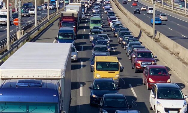 M1-es autópálya bővítése: óriási dugokkal indultak az átépítési munkálatok, a MÁV is készül a közlekedési változásokra